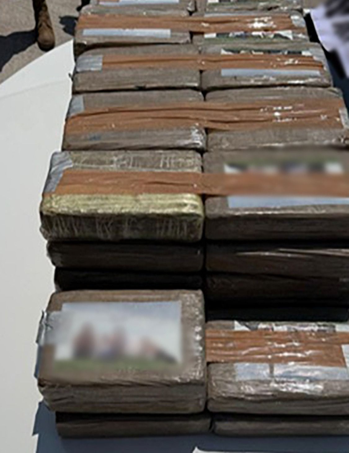 Paquetes de drogas hallados en una caja refrigerada, en Colima