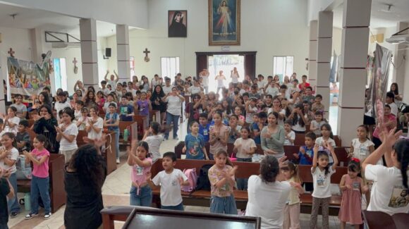 Voces pequeñas, grandes enseñanzas: niños viven con fe y alegría la Pascua Infantil en Los Mochis en la parroquia Nuestra Señora del Rosario