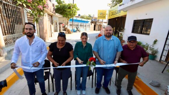 Pavimentan calle Primera en la Lico Velarde, en Mazatlán, Sinaloa, tras años de rezago
