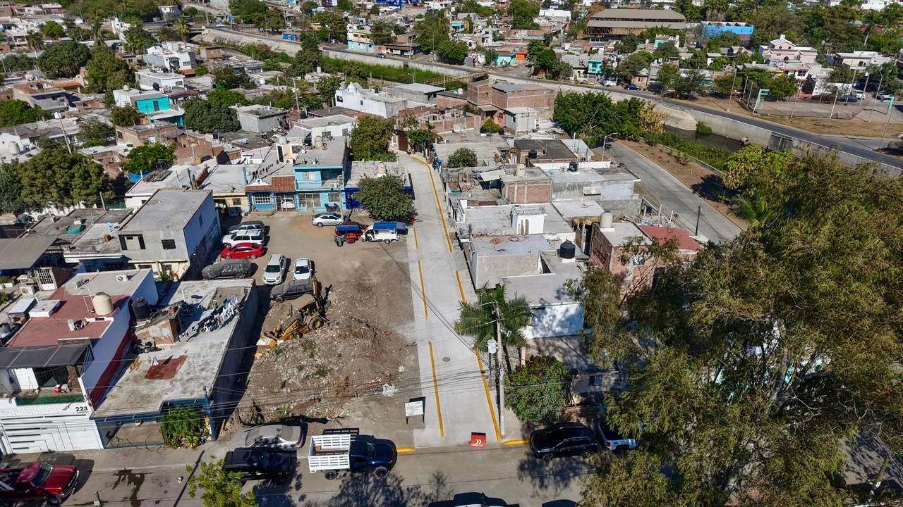 Pavimentación de la calle Primera, en la colonia Lico Velarde, en Mazatlán