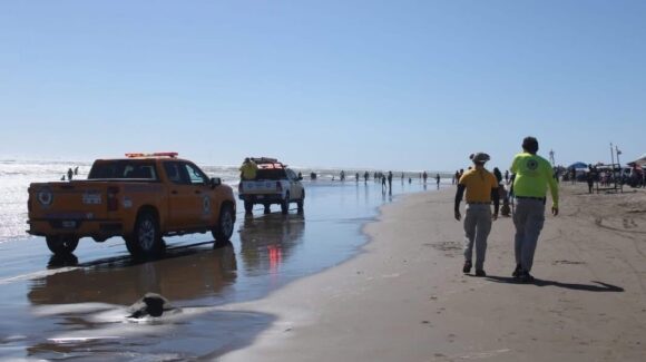 PC estatal alerta a ciudadanos a extremar precauciones por mar de fondo en Las Glorias, Guasave, Sinaloa