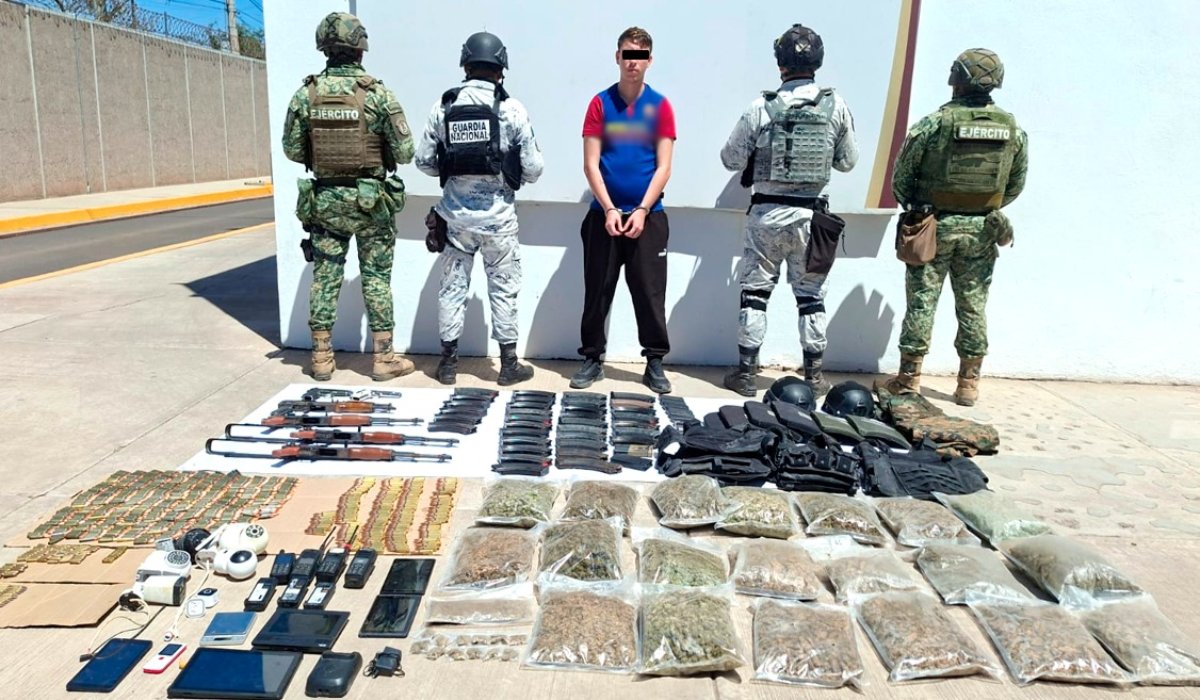 Persona detenida y aseguramiento de armas, cartuchos, droga y equipo tecnológico