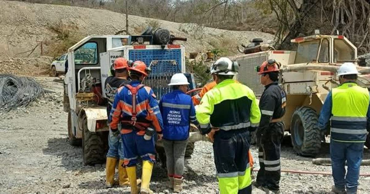 Autoridades en los trabajos de recuperación del minero atrapado en mina del Rosario