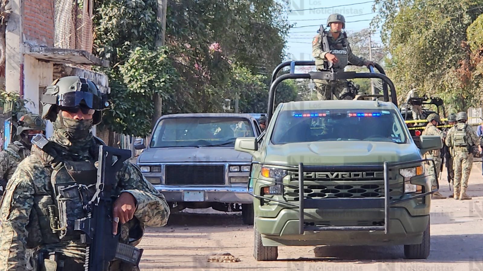 Personal militar asegura zona donde asesinaron a adulto mayor al interior de su domicilio en Culiacán