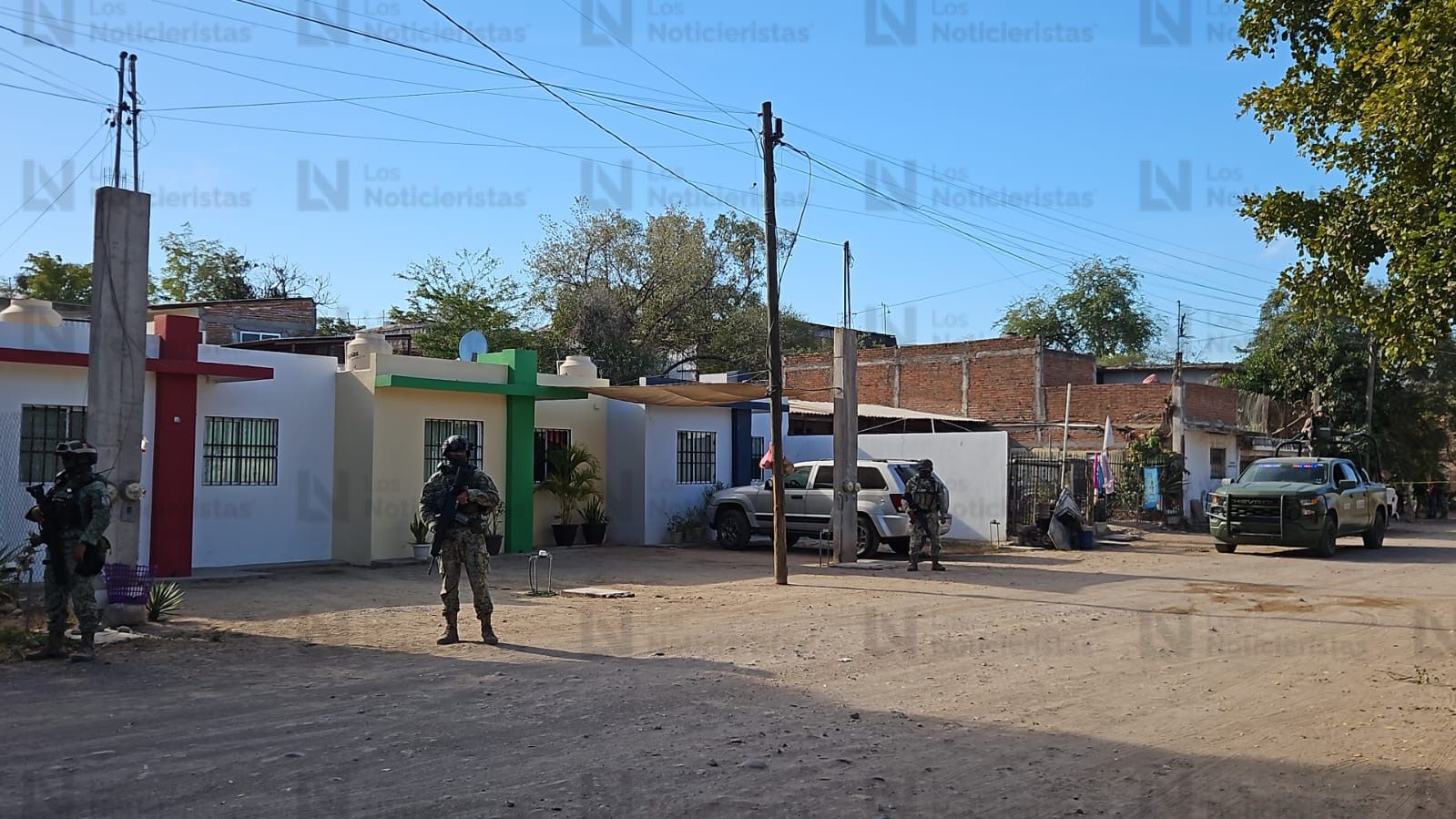 Personal militar asegura zona donde asesinaron a adulto mayor al interior de su domicilio en Culiacán