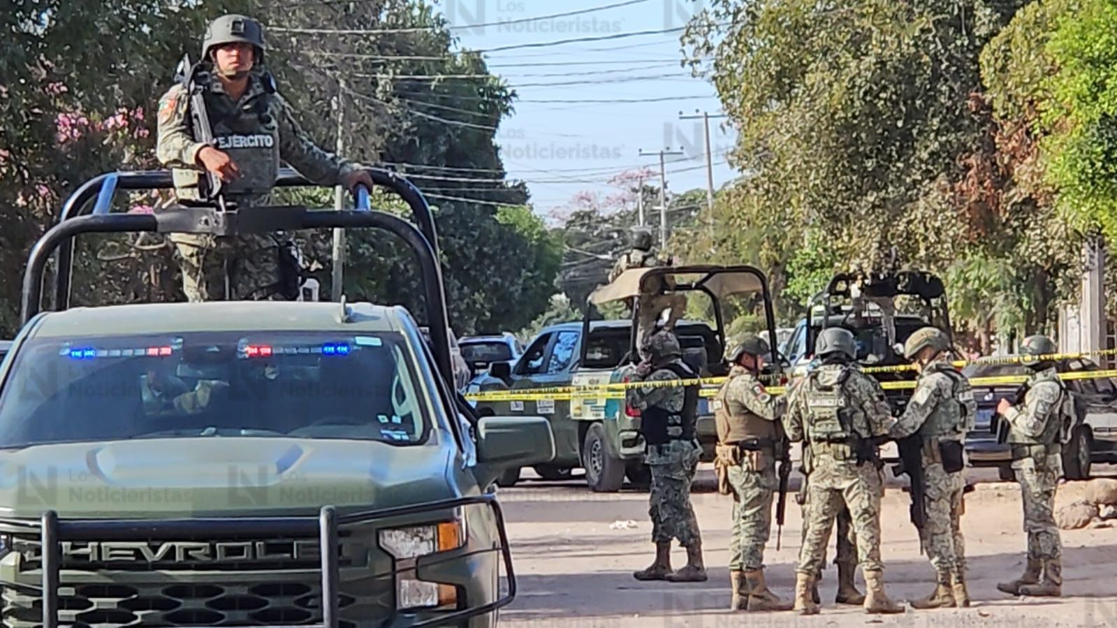 Personal militar asegura zona donde asesinaron a adulto mayor al interior de su domicilio en Culiacán