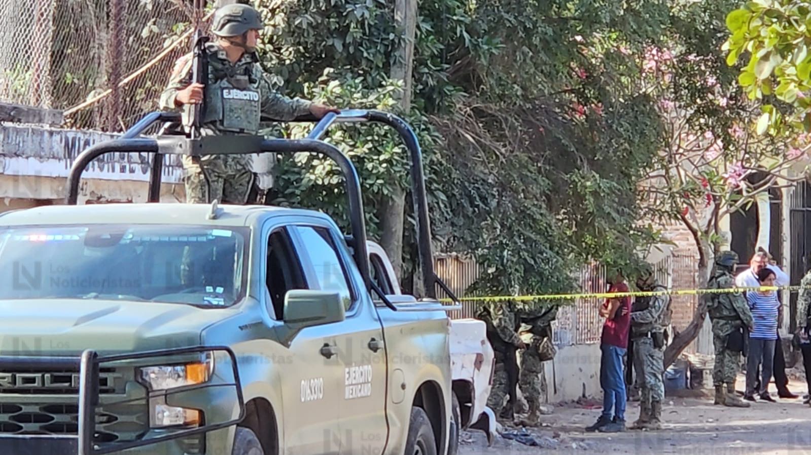 Personal militar asegura zona donde asesinaron a adulto mayor al interior de su domicilio en Culiacán