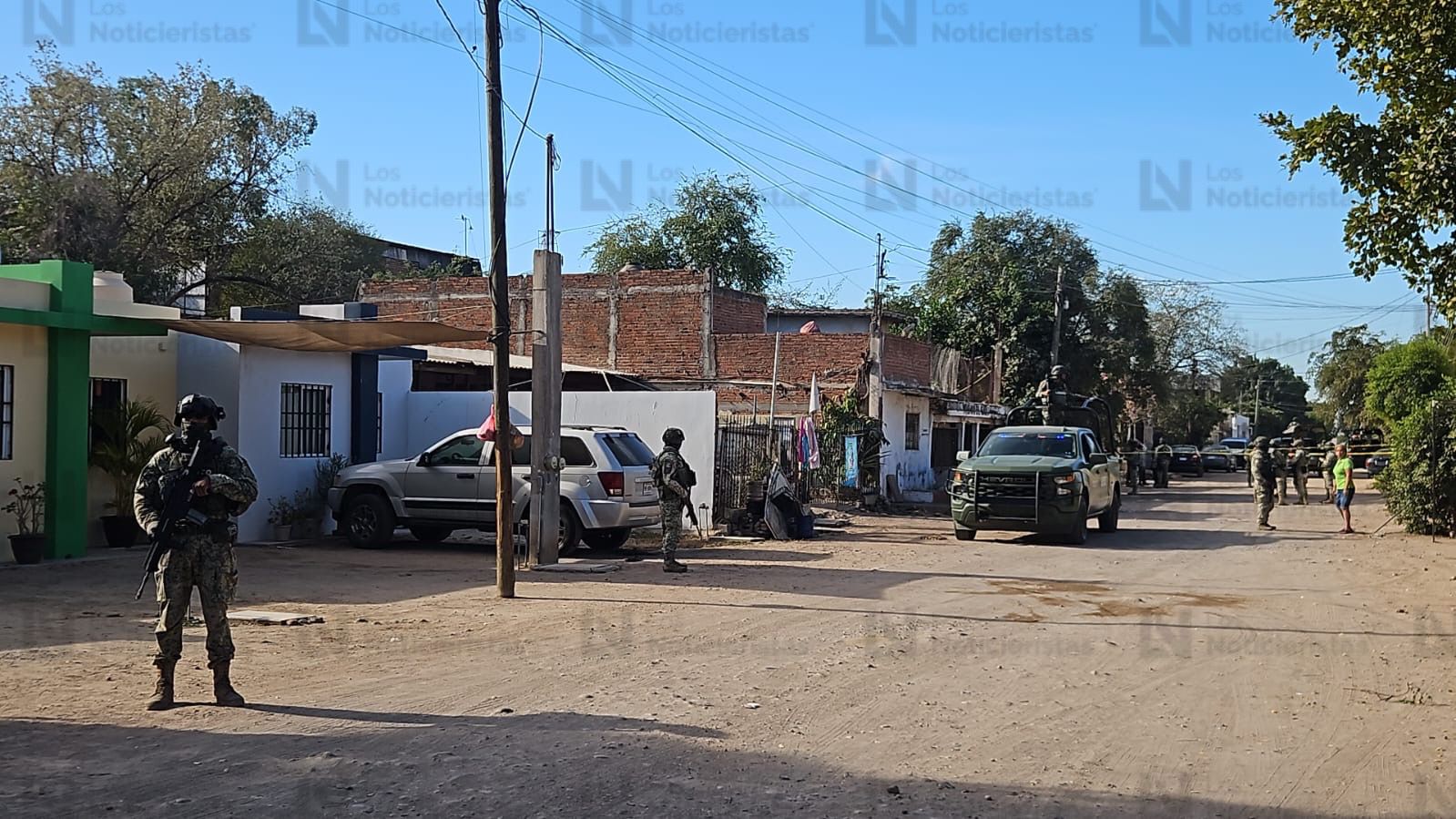 Personal militar asegura zona donde asesinaron a adulto mayor al interior de su domicilio en Culiacán