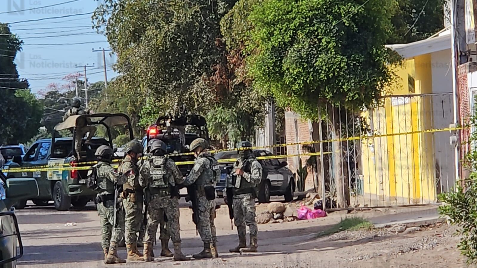 Personal militar asegura zona donde asesinaron a adulto mayor al interior de su domicilio en Culiacán