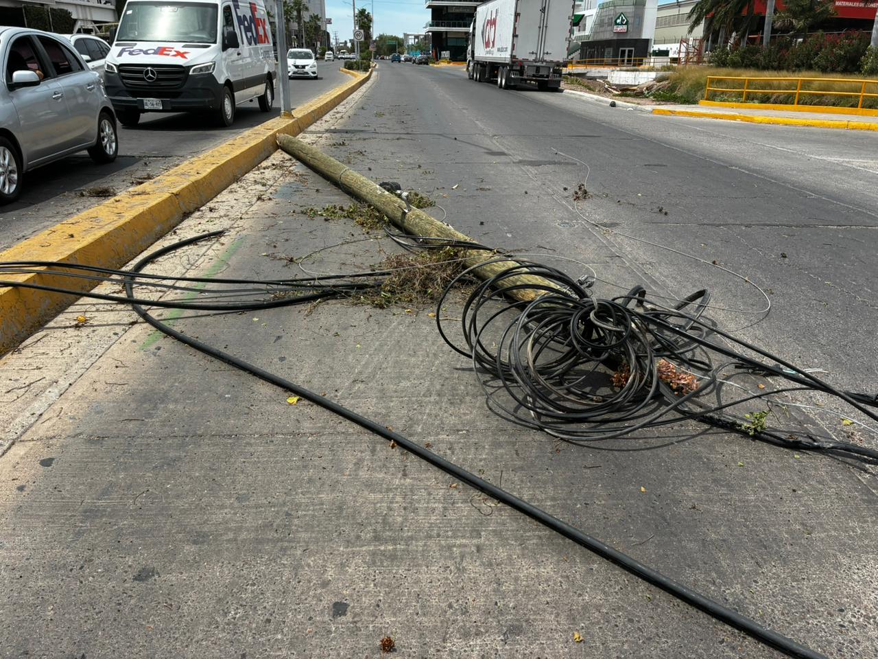 Tráiler deriba postes en Los Mochis