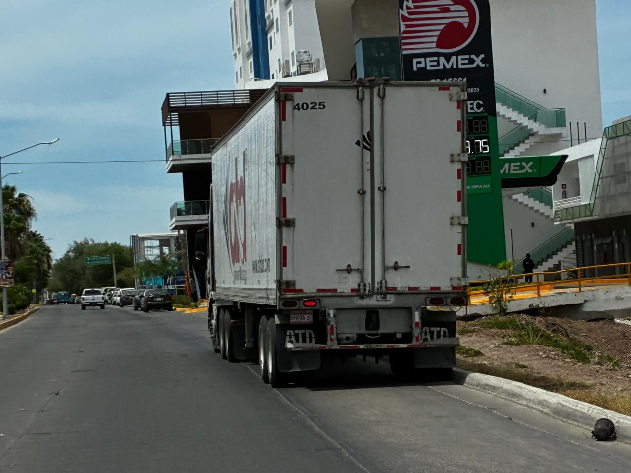 Tráiler deriba postes en Los Mochis
