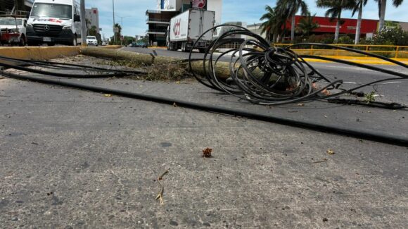 Chofer de tráiler derriba tres postes de telefonía en Centenario y Rosales, en Los Mochis, Sinaloa