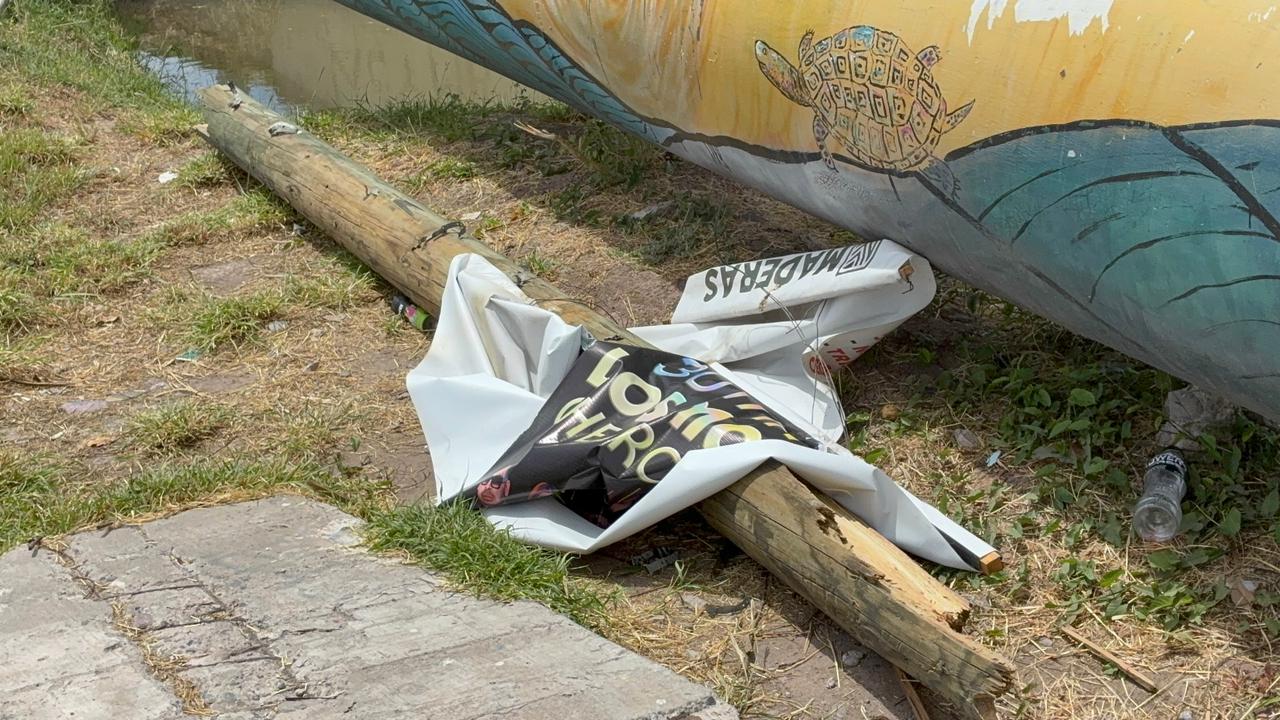 Tráiler deriba postes en Los Mochis