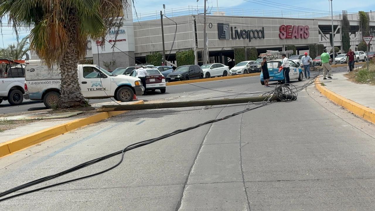 Tráiler deriba postes en Los Mochis