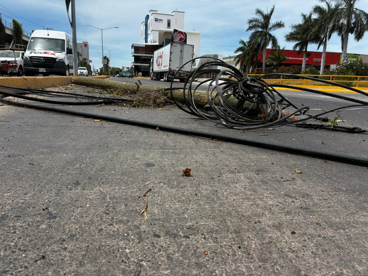 Tráiler deriba postes en Los Mochis