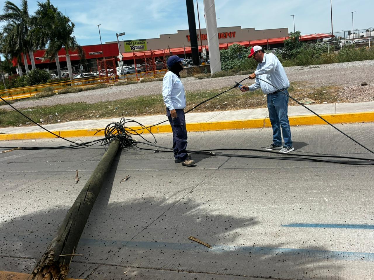 Tráiler deriba postes en Los Mochis
