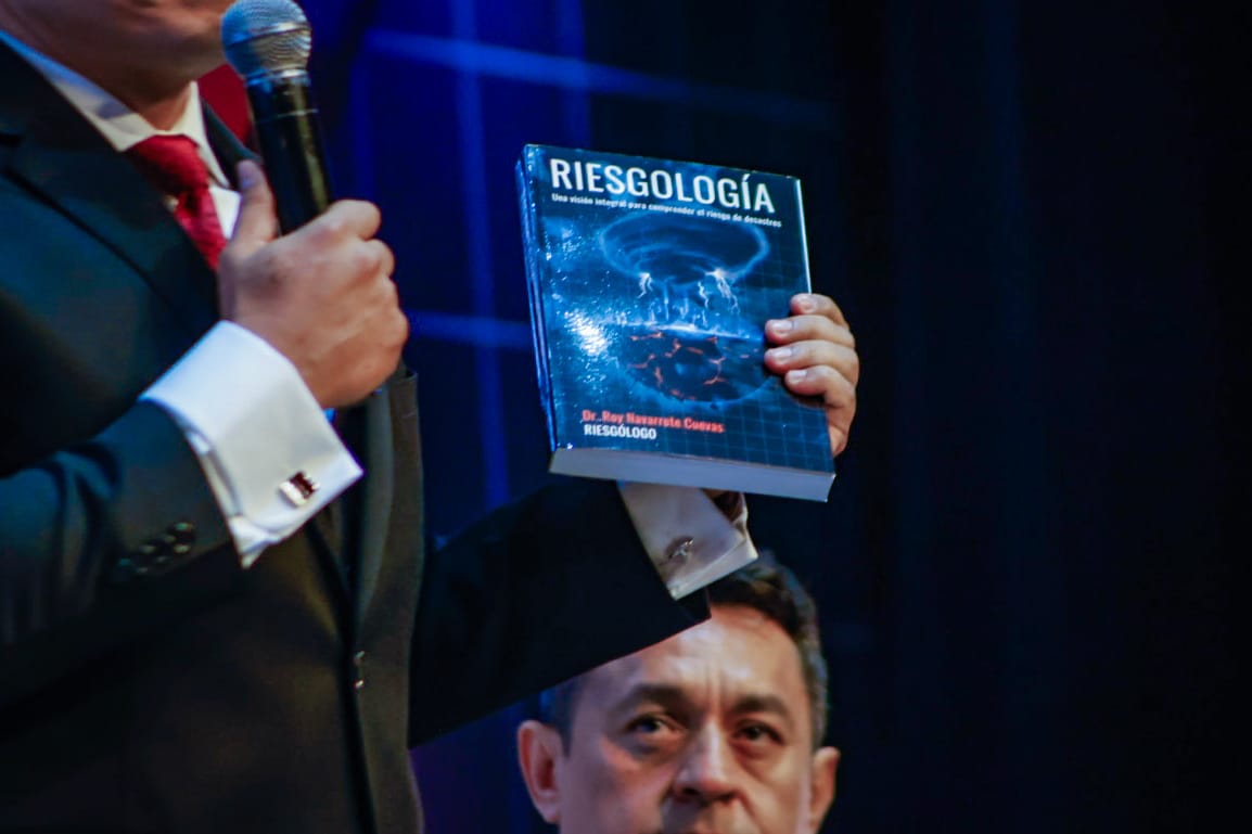 Presentación del libro Riesgología de Roy Navarrete, director de PC Sinaloa