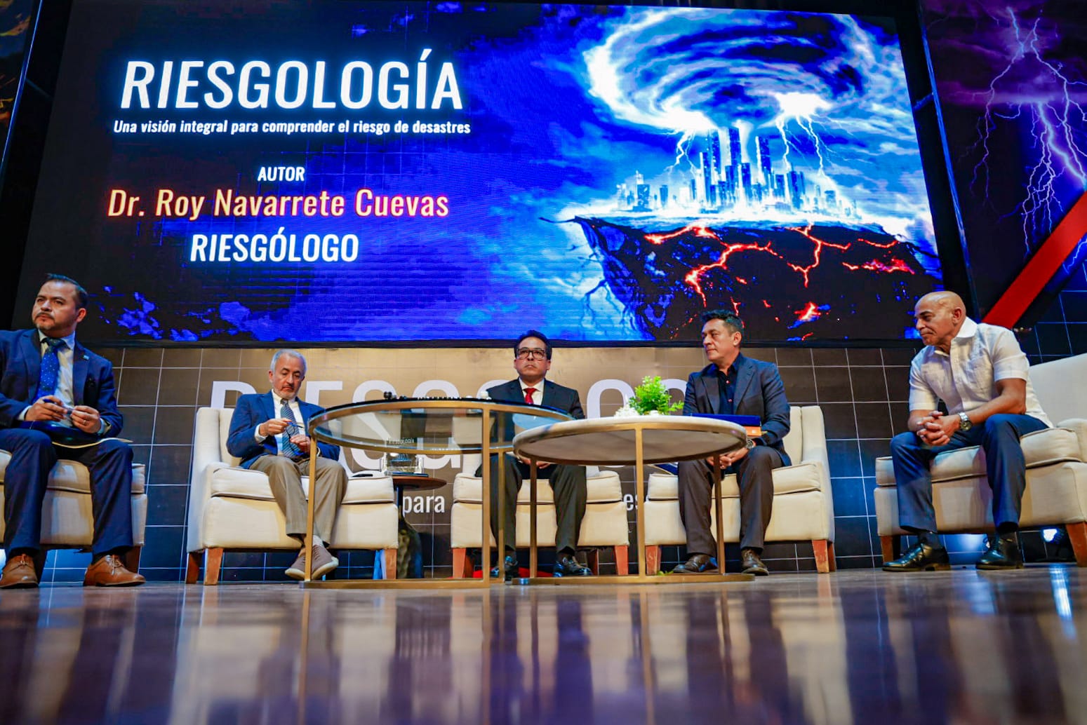 Presentación del libro Riesgología de Roy Navarrete, director de PC Sinaloa