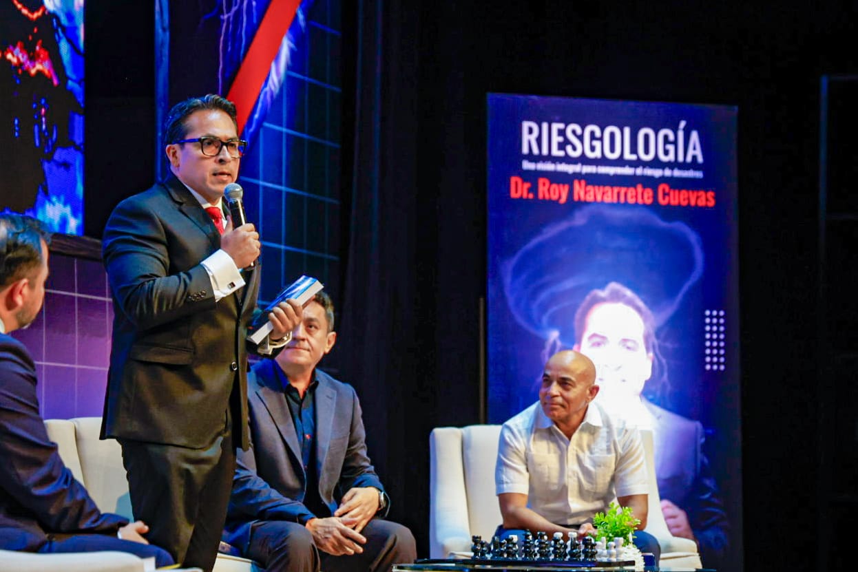 Presentación del libro Riesgología de Roy Navarrete, director de PC Sinaloa