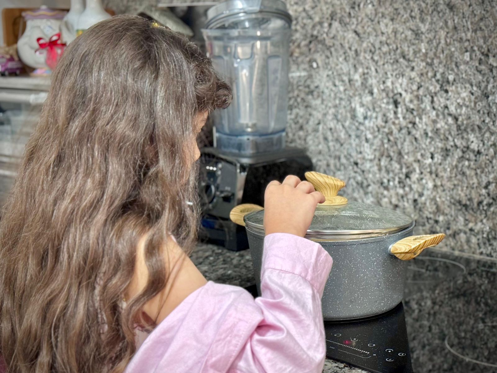 niña cocinado en estufa