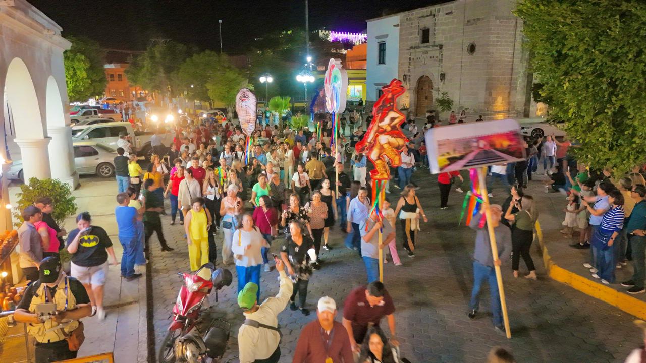 Primera callejoneada con tambora en El Fuerte