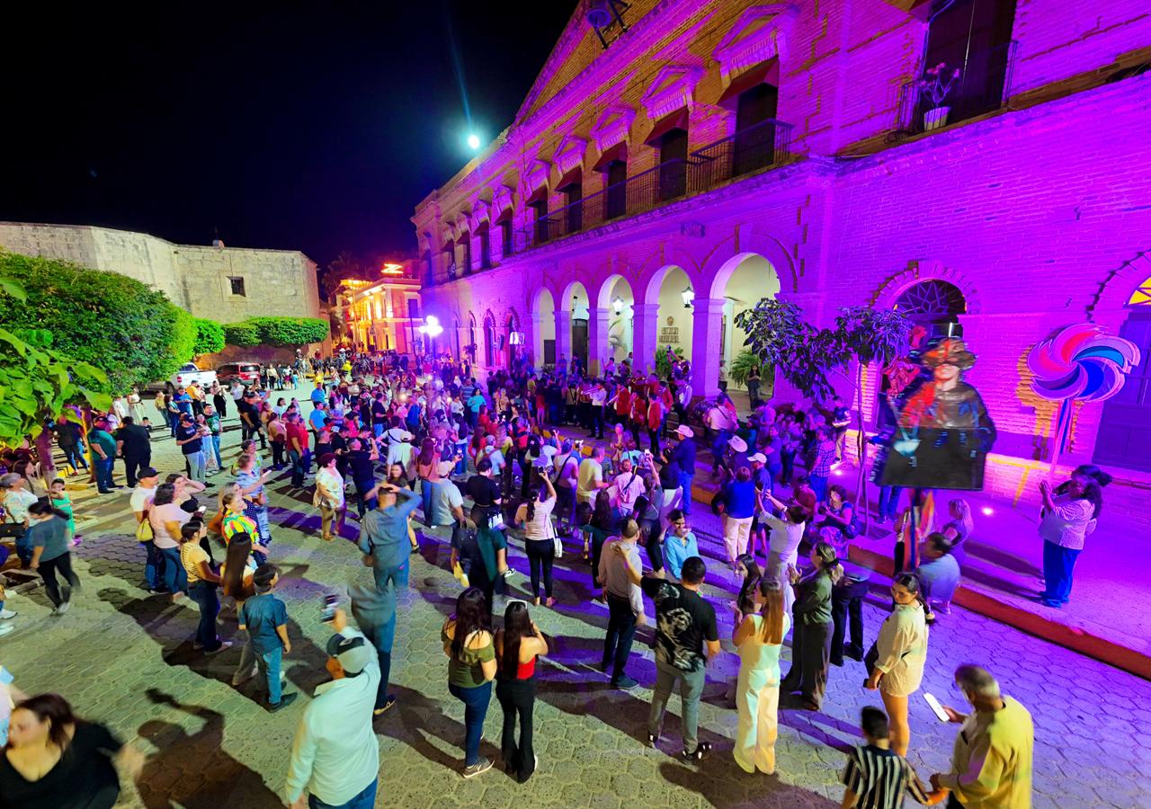Primera callejoneada con tambora en El Fuerte