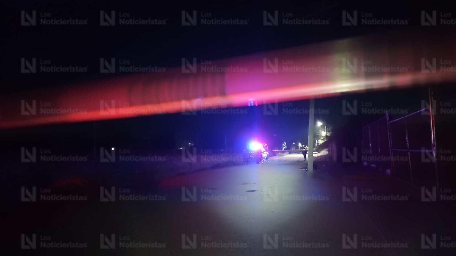 Policía Estatal en camino rural de noche