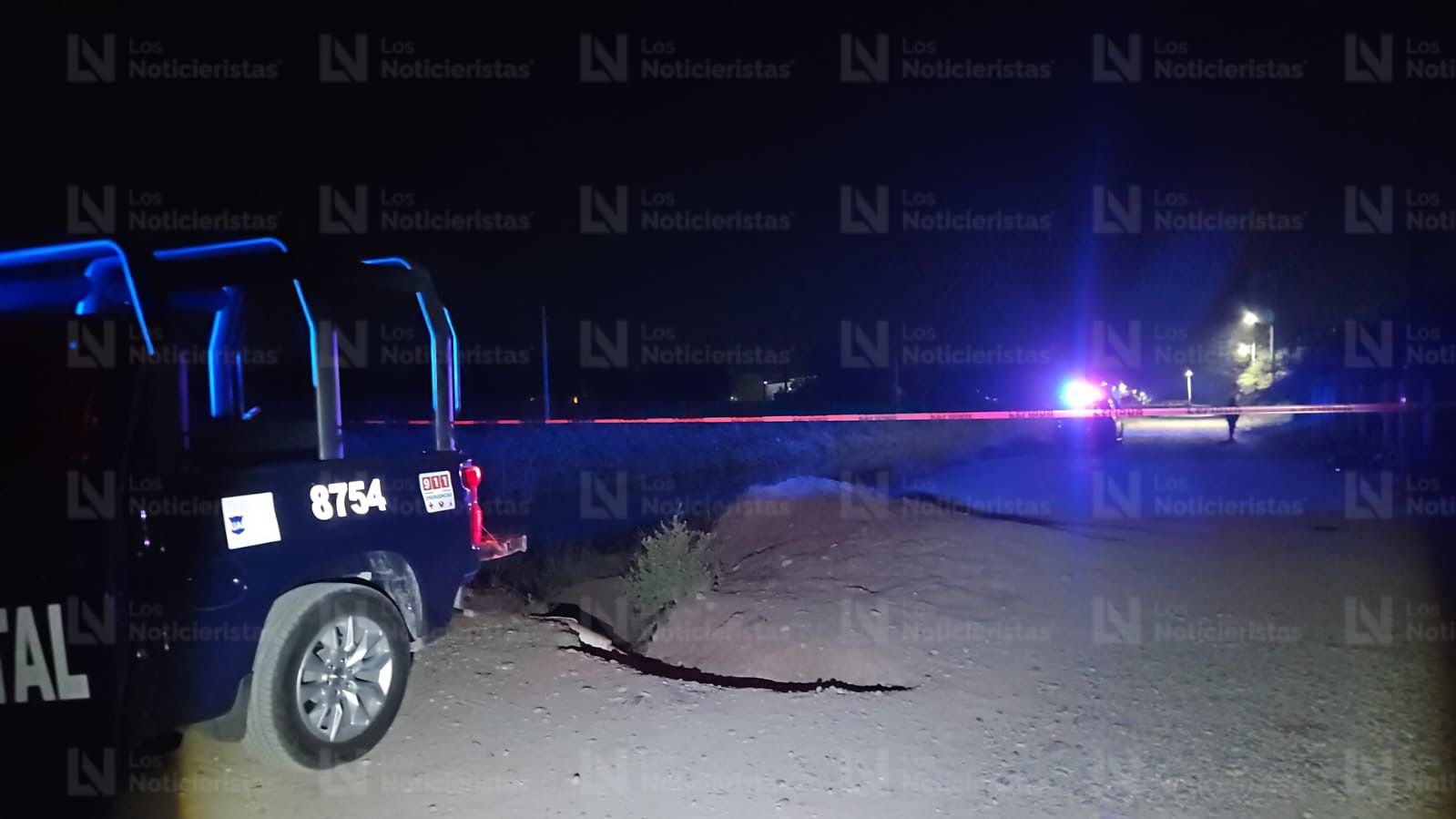 Policía Estatal en camino rural de noche