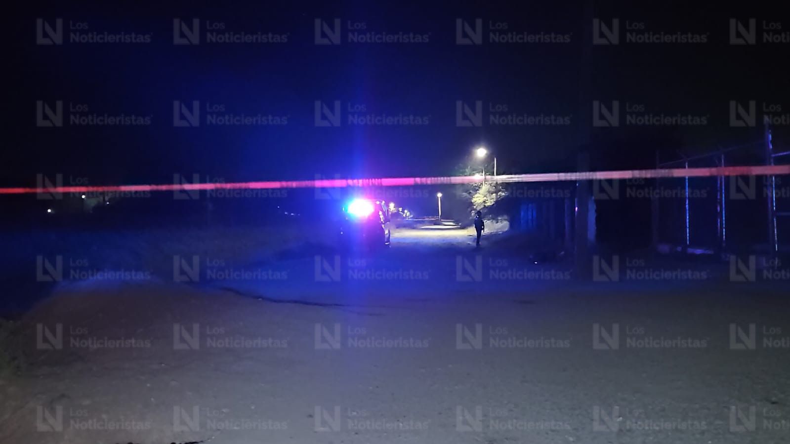 Policía Estatal en camino rural de noche