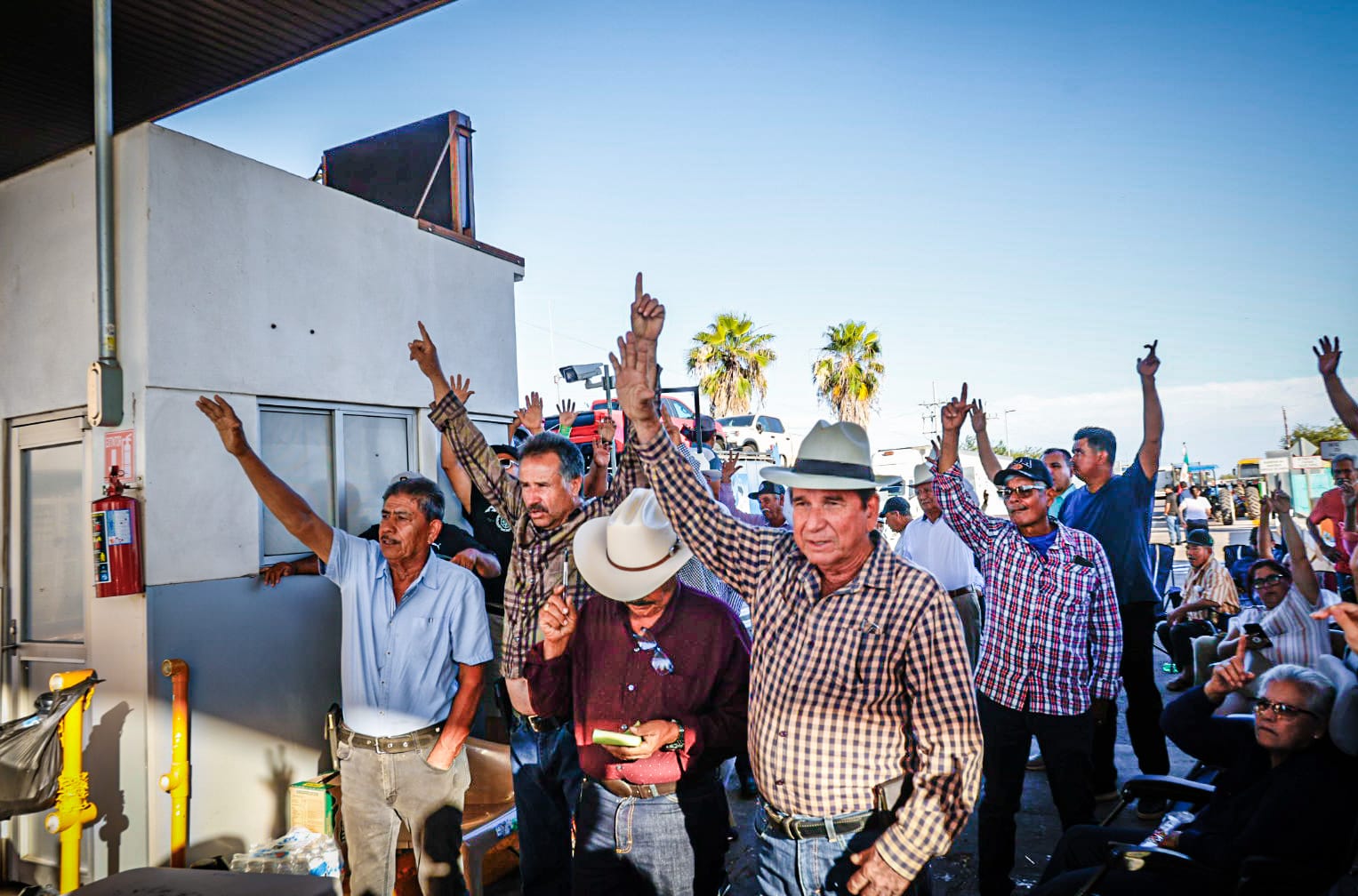 Productores agrícolas manifestándose en caseta El Pisal