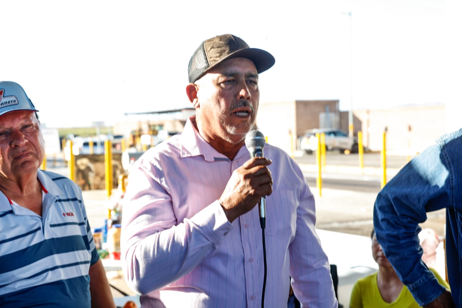 Productores agrícolas manifestándose en caseta El Pisal