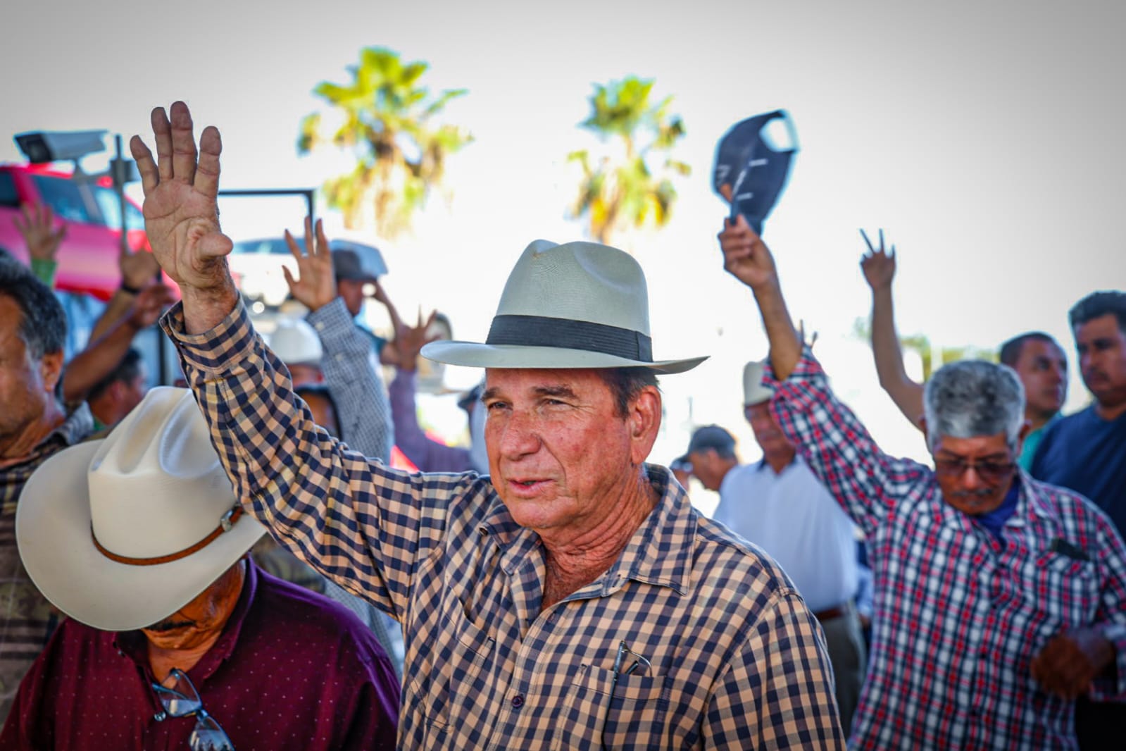 Productores agrícolas manifestándose en caseta El Pisal