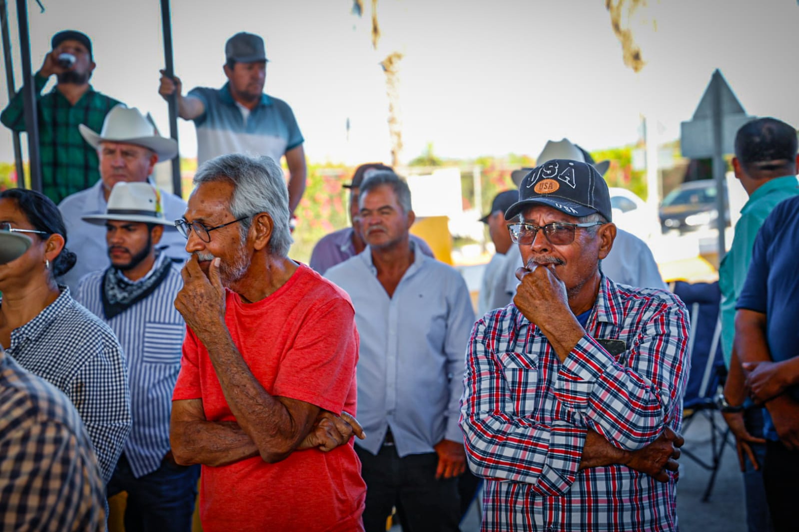 Productores agrícolas manifestándose en caseta El Pisal