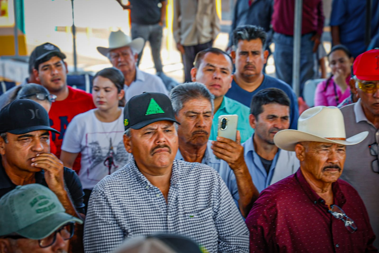 Productores agrícolas manifestándose en caseta El Pisal
