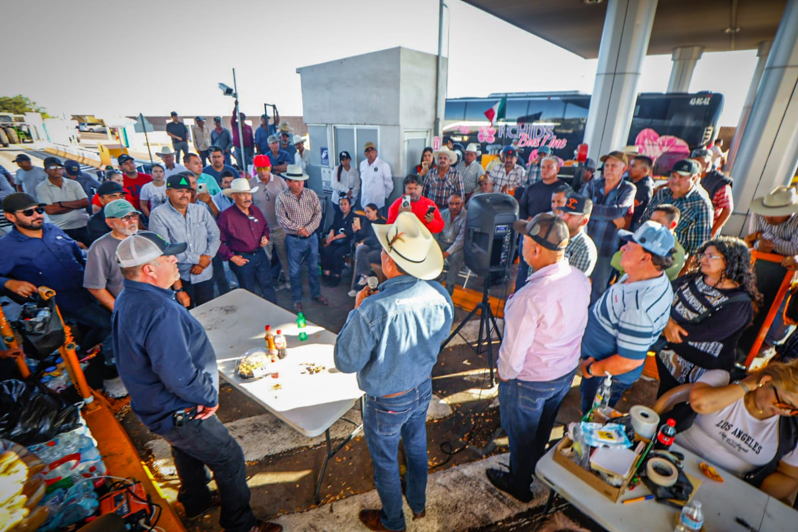 Productores agrícolas manifestándose en caseta El Pisal