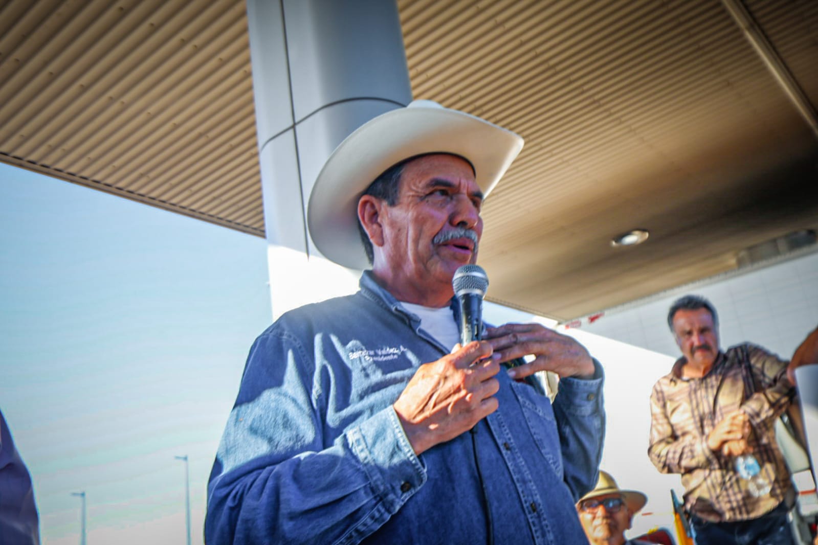 Productores agrícolas manifestándose en caseta El Pisal
