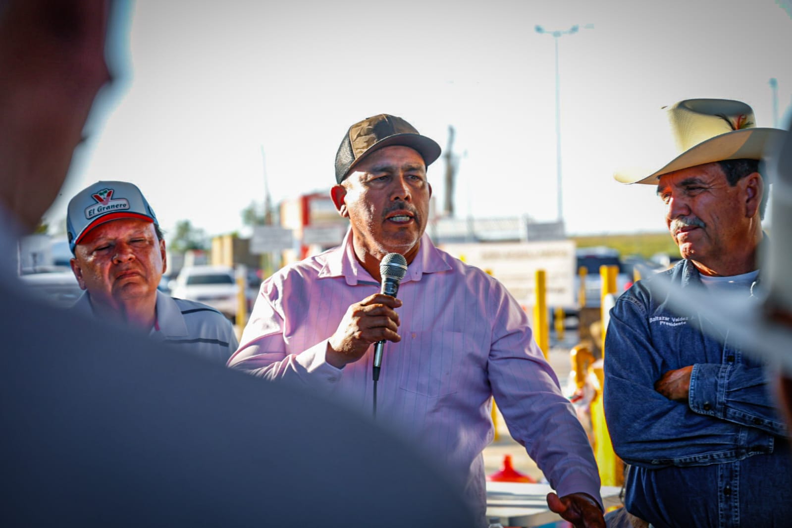 Productores agrícolas manifestándose en caseta El Pisal