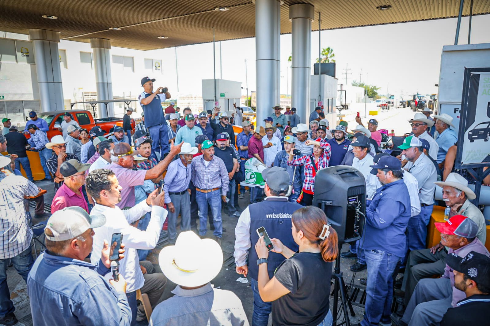 Productores en la caseta El Pisal