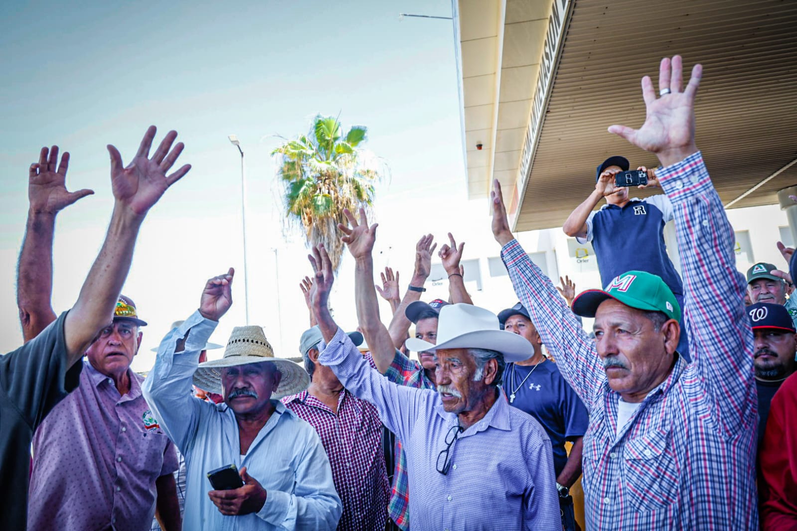 Productores en la caseta El Pisal