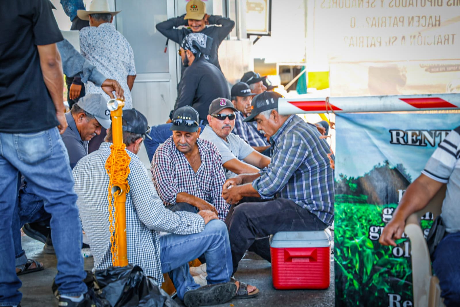 Productores en la caseta El Pisal