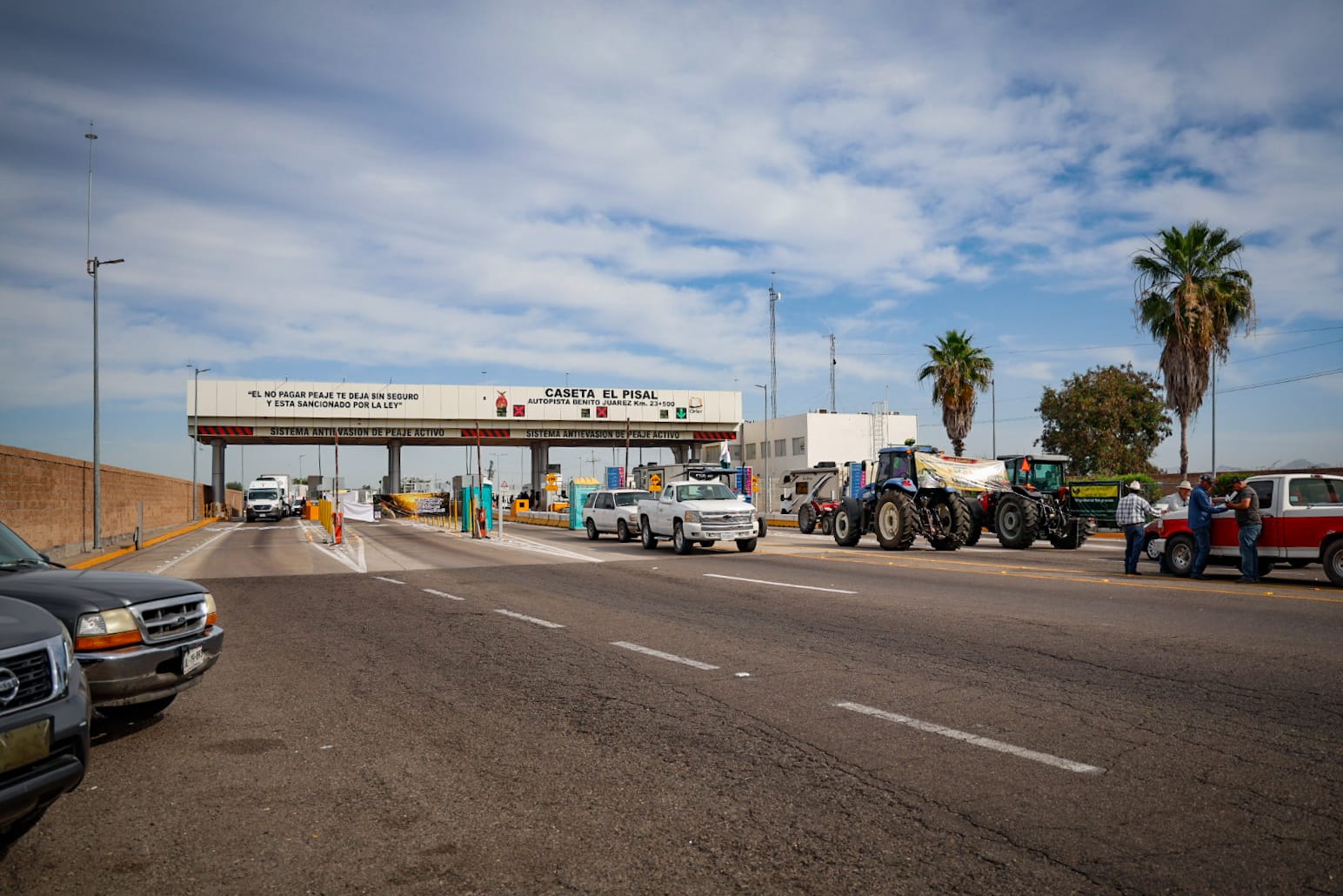 productores mantienen tomadas y semibloqueadas algunas casetas en sinaloa