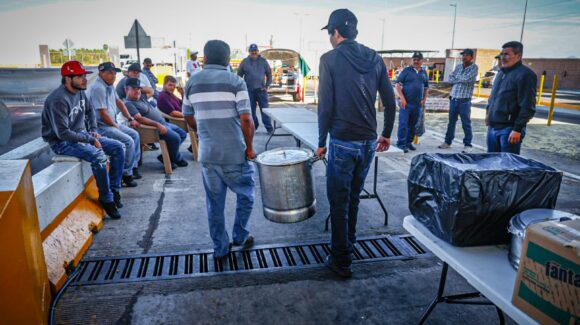Se mantiene la manifestación en la caseta de El Pisal: Analizan crear comisión para acudir a Mesa de Negociación a CDMX