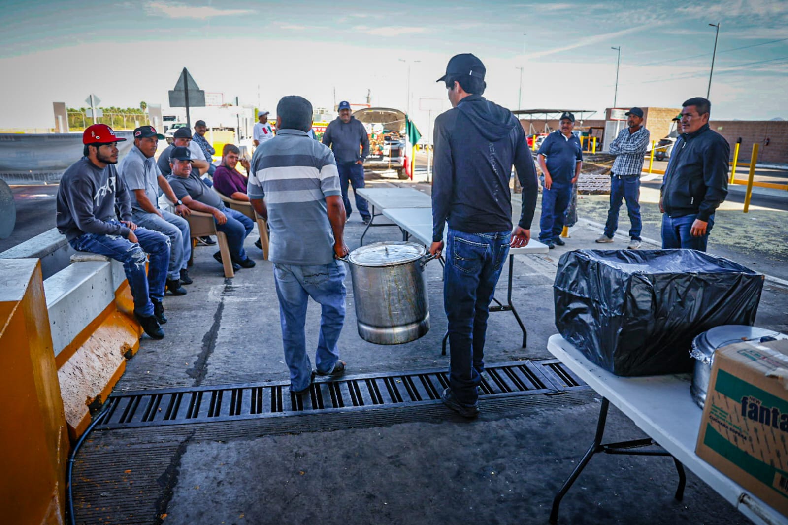 productores mantienen la toma de la caseta de el pisal en navolato sinaloa