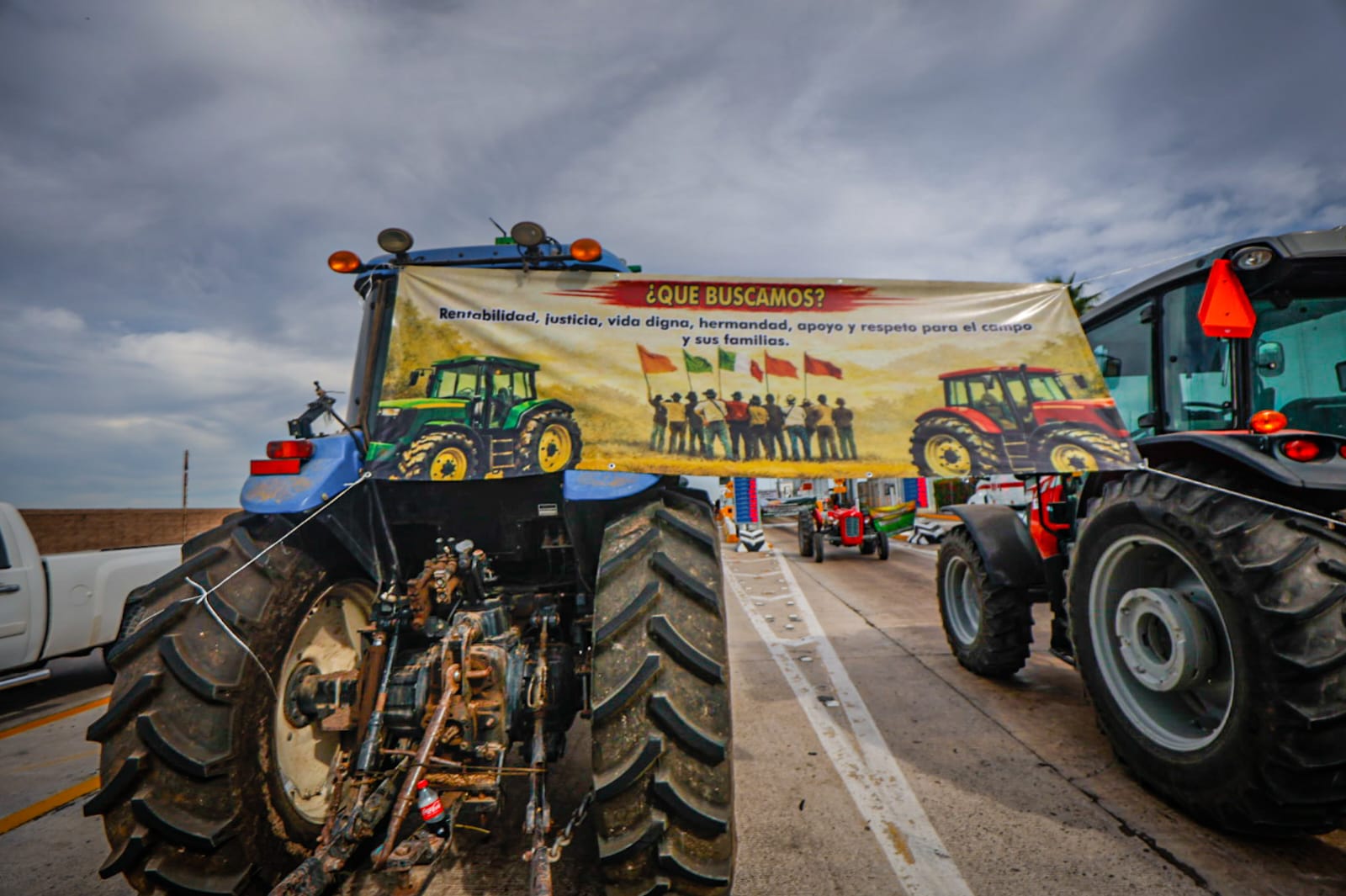 productores mantienen tomadas y semibloqueadas algunas casetas en sinaloa