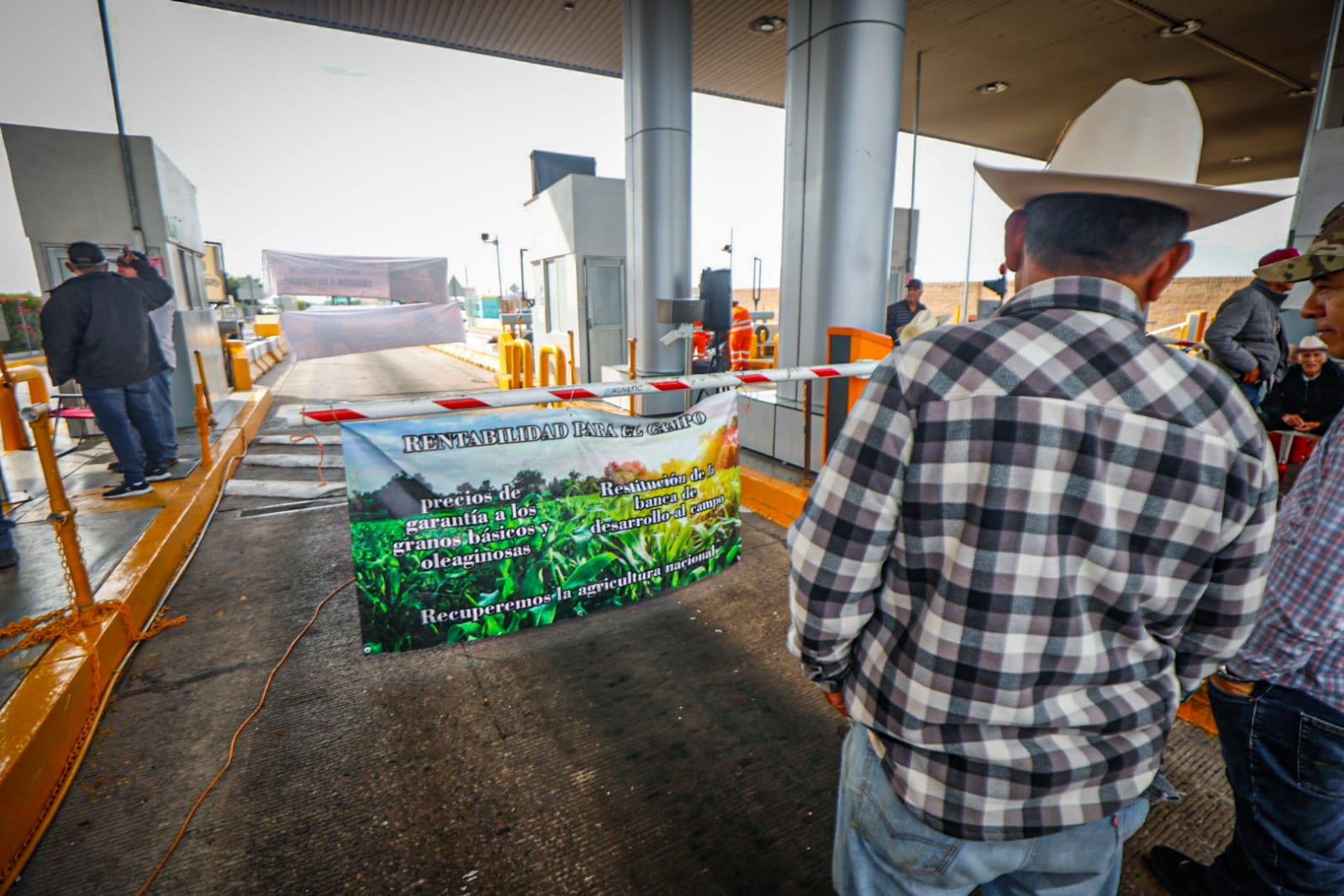 productores mantienen tomadas y semibloqueadas algunas casetas de sinaloa