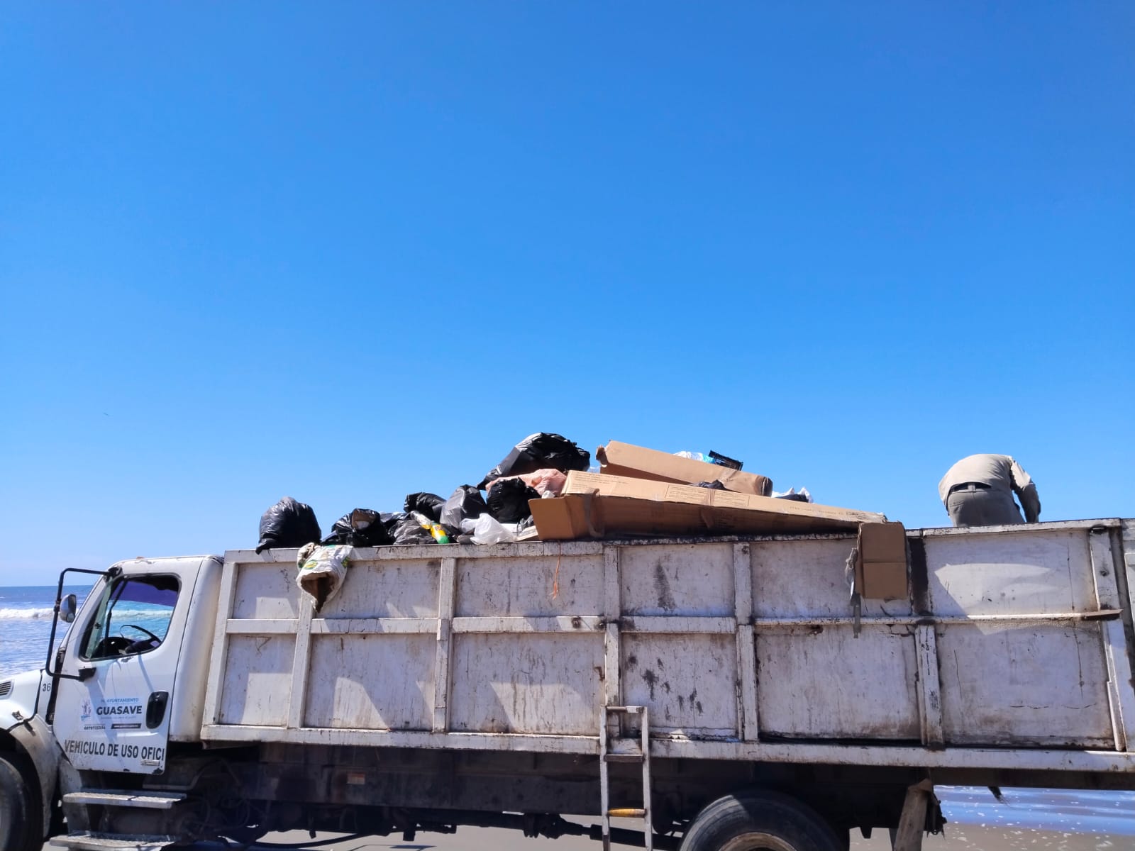 Recolección de basura en playa Las Glorias