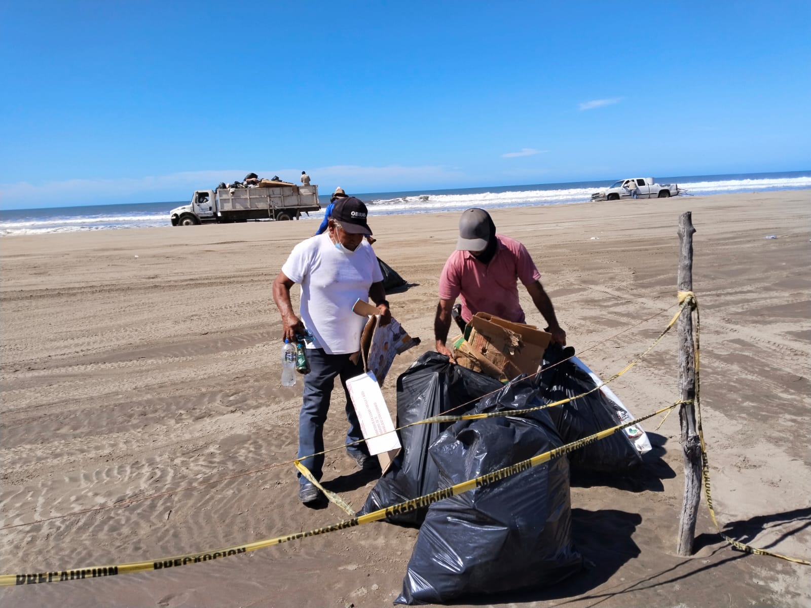 Recolección de basura en playa Las Glorias