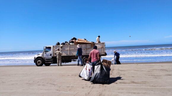 Familias que acamparon en Bellavista, Guasave, Sinaloa, dejaron colchones, sillas y hasta láminas