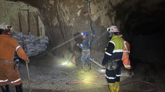 Refuerzan seguridad estructural en mina Santa Fe para avanzar en el rescate de los tres mineros en Rosario, Sinaloa