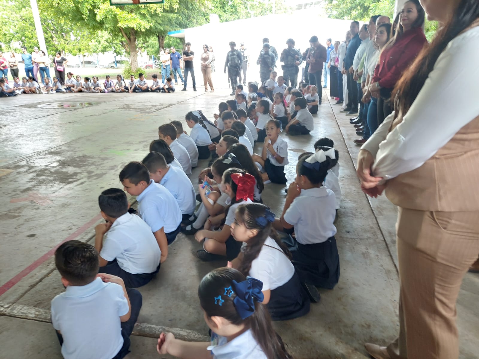 Alumnos de primaria regresan a clases después de Semana Santa